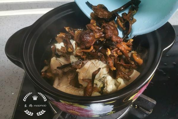 榛蘑炖鸡汤的做法图解7