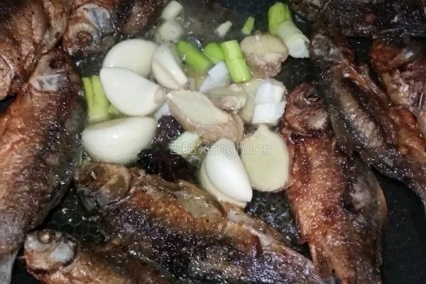 黄豆焖小酥鱼的做法图解4