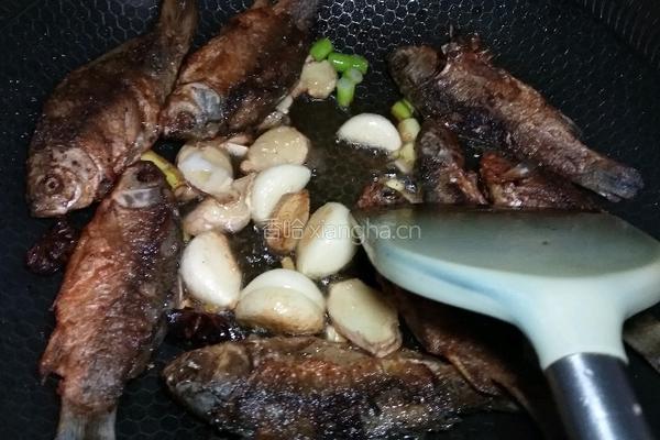 黄豆焖小酥鱼的做法图解5