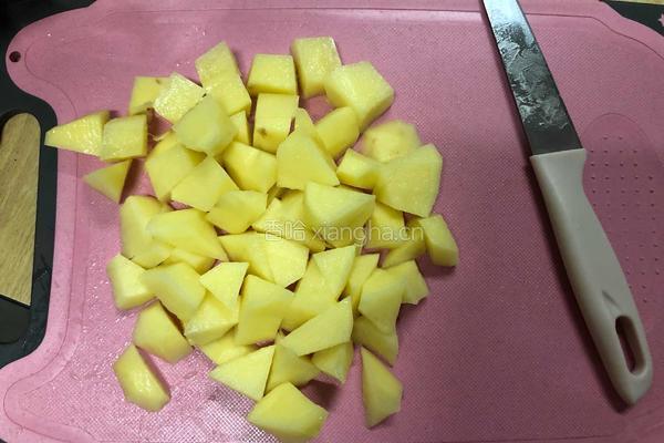 香煎土豆香肠块的做法图解2