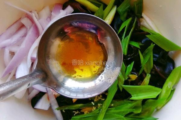 木耳拌洋葱的做法图解7