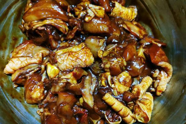 茶树菇焖鸡的做法图解3