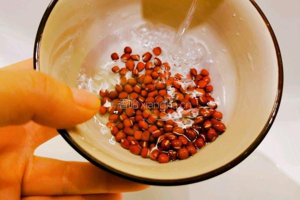 红豆小米粥的做法图解2