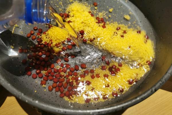 红豆小米粥的做法图解6