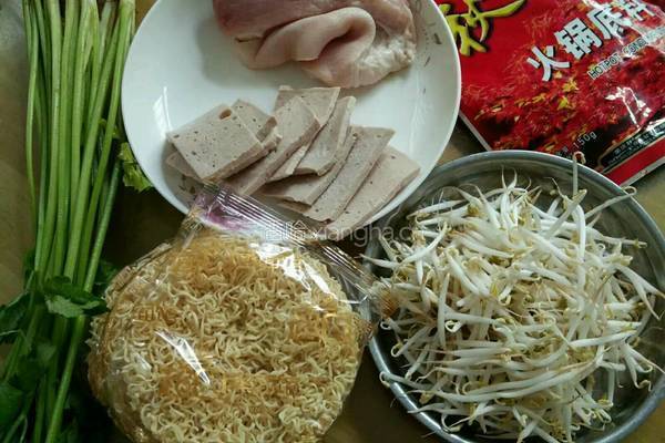 香辣豆芽肉片面的做法图解1