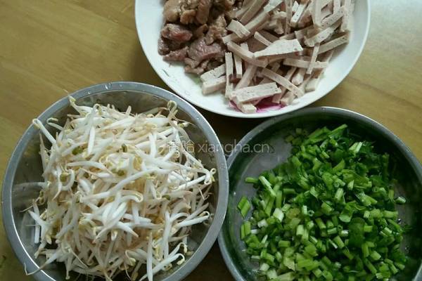 香辣豆芽肉片面的做法图解2