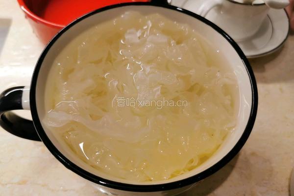 银耳红枣羹的做法图解1