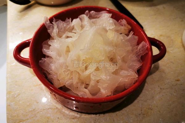 银耳红枣羹的做法图解2