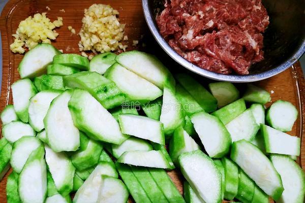 丝瓜炒肉片的做法图解2