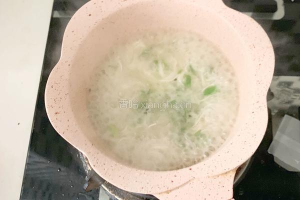 一周以上宝宝辅食：鸡丝青菜面的做法图解5