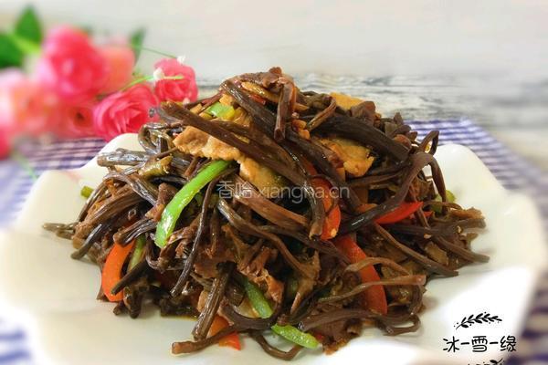茶树菇炒五花肉的做法图解1