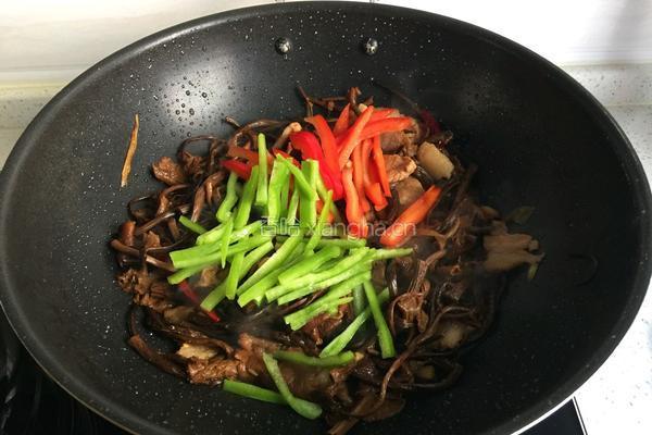 茶树菇炒五花肉的做法图解10