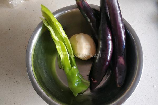 茄子炖土豆的做法图解1