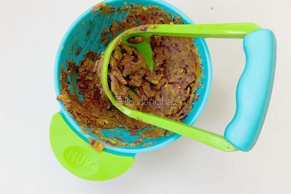 7个月加宝宝辅食：蛋黄双薯球的做法图解2