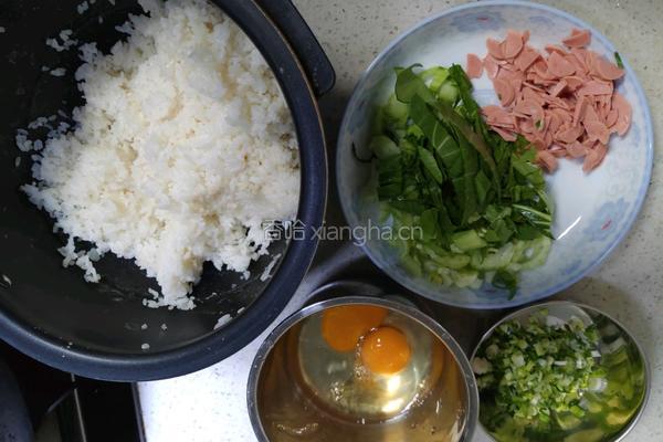 酱油炒饭的做法图解1