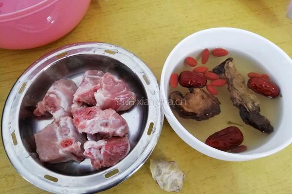 土茯苓排骨汤的做法图解1