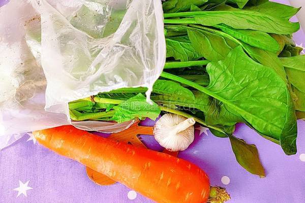 胡萝卜拌菠菜的做法图解2