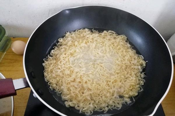 炒面条的做法图解1