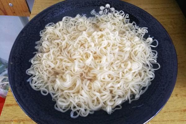 炒面条的做法图解2