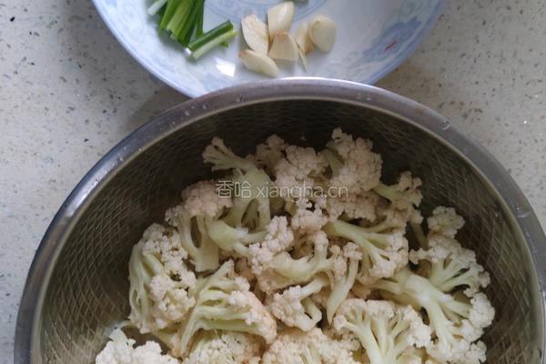 清炒花菜的做法图解1