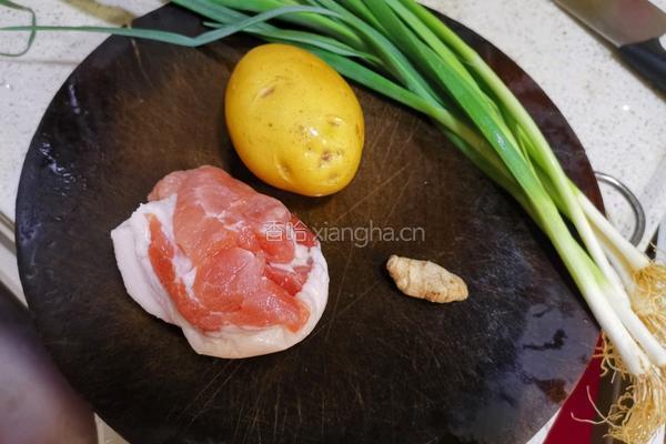 蒜苗土豆炒肉片的做法图解1