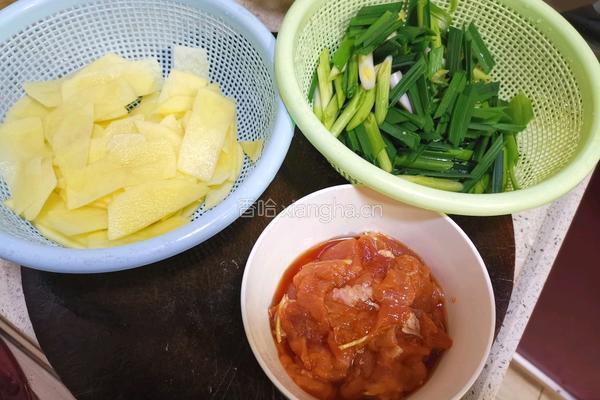蒜苗土豆炒肉片的做法图解2