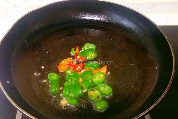 辣椒炒鸡蛋干的做法图解3