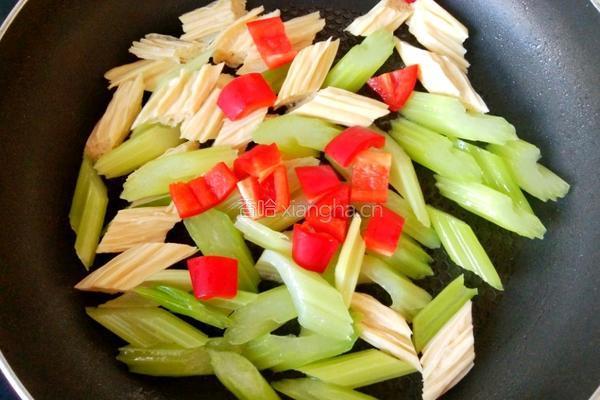 芹菜炒腐竹的做法图解6