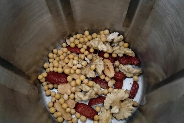 核桃红枣豆浆的做法图解2