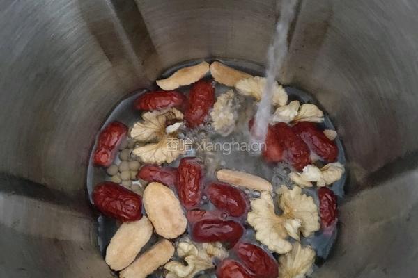 核桃红枣豆浆的做法图解3