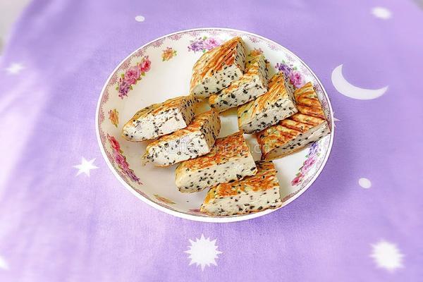 黑芝麻芋头煎饼的做法图解1