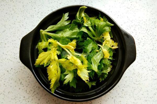 蒸菜（芹菜叶）的做法图解1