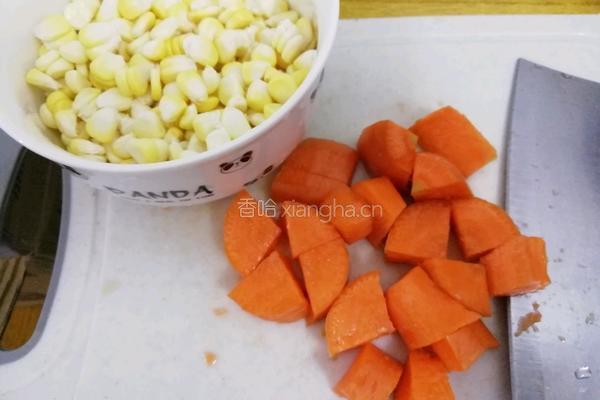 胡萝卜玉米猪肉饺的做法图解1