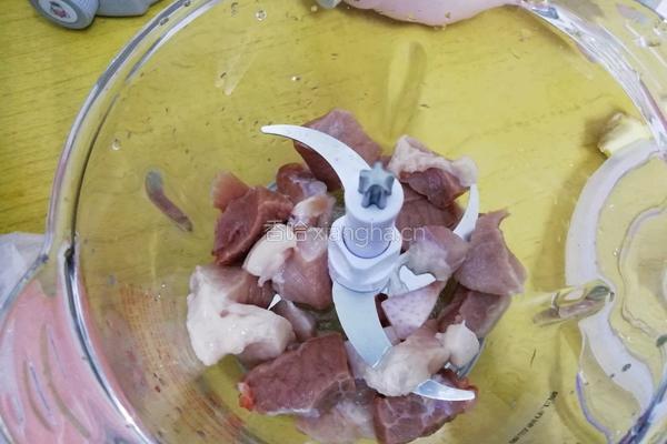 胡萝卜玉米猪肉饺的做法图解2