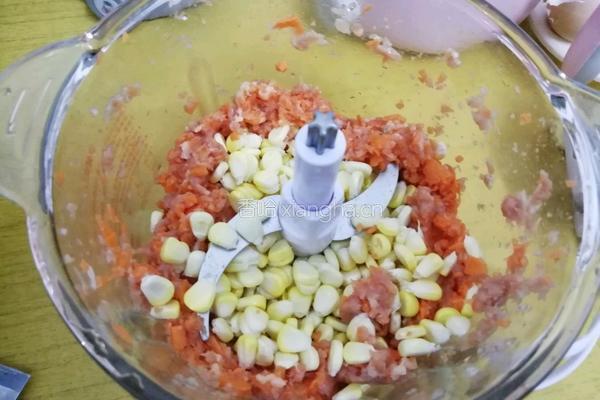 胡萝卜玉米猪肉饺的做法图解4
