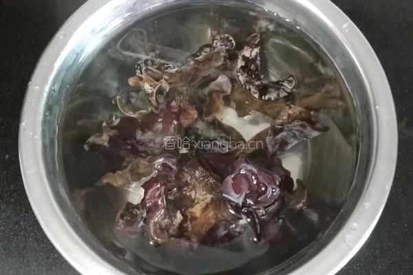 猪肉木耳酿苦瓜的做法图解1