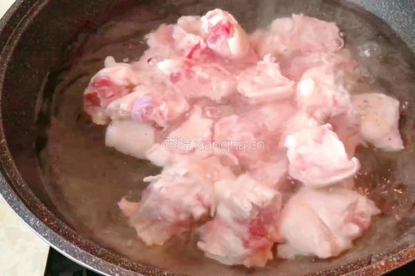 不用一滴油一滴水，做出来的懒人版猪蹄炖黄豆的做法图解2