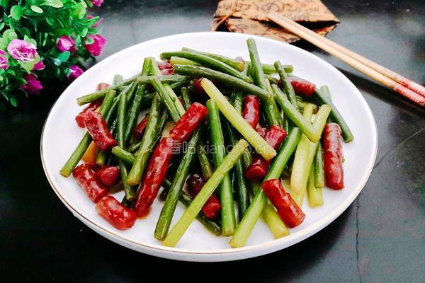 蒜苗炒腊肠的做法图解15