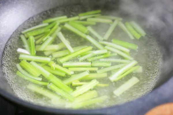 杏鲍菇胡萝卜炒西芹的做法图解6
