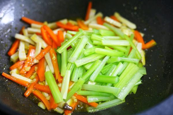 杏鲍菇胡萝卜炒西芹的做法图解9