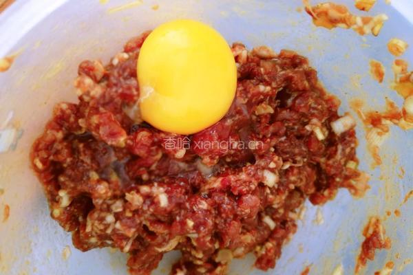 茼蒿梗蘑菇猪肉馅饺子的做法图解3