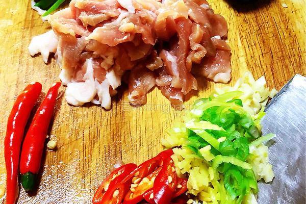 农家小炒肉的做法图解1