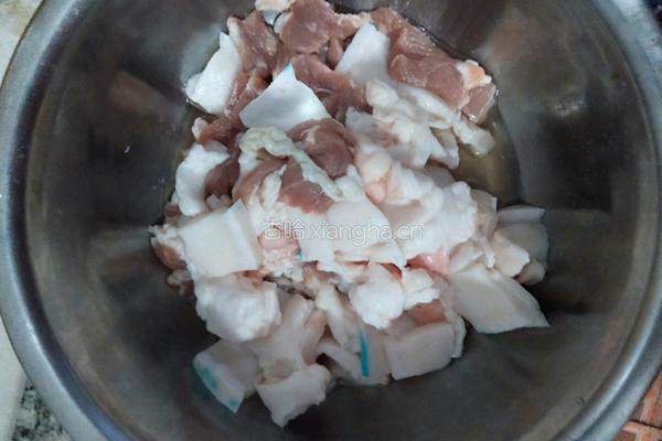 辣椒面炒肉片的做法图解1