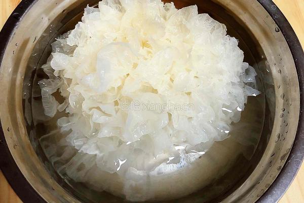 红枣银耳莲子汤的做法图解1