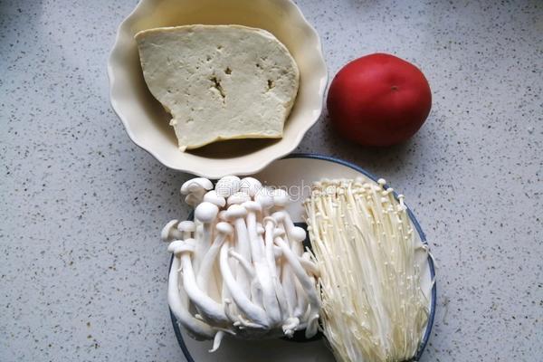 三鲜汤（西红杮菌菇汤）的做法图解1