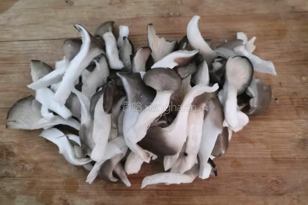 腊味菌菇素鸡的做法图解2