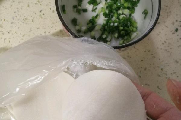 葱油饼早餐的做法图解1