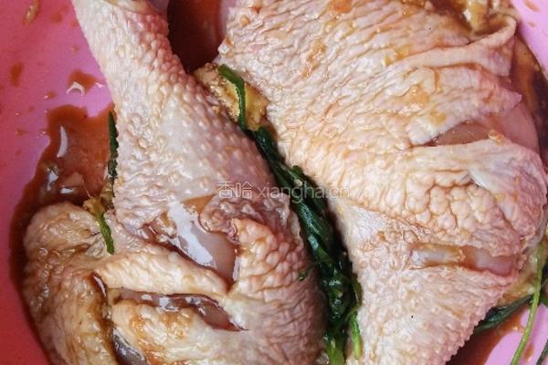 电饭煲鸡腿的做法图解1