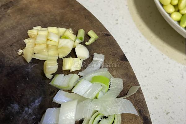 毛豆烧豆腐火腿肠的做法图解2