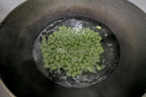 毛豆炒蛋的做法图解2